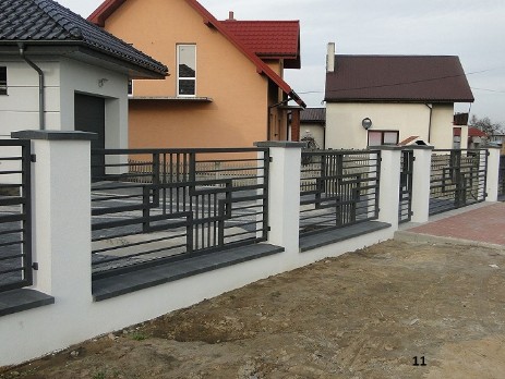 modern kerítés, épített zsalukő lábazat és oszlopok, fehér nemesvakolattal színezve. A kerítéspanelek 40x40-es és 20x20-as zártszelvényből készü150 000Ft/m